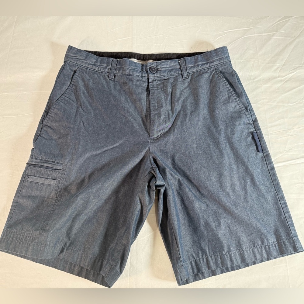 Greg Norman Men's Golf Shorts. Blue. Size 33